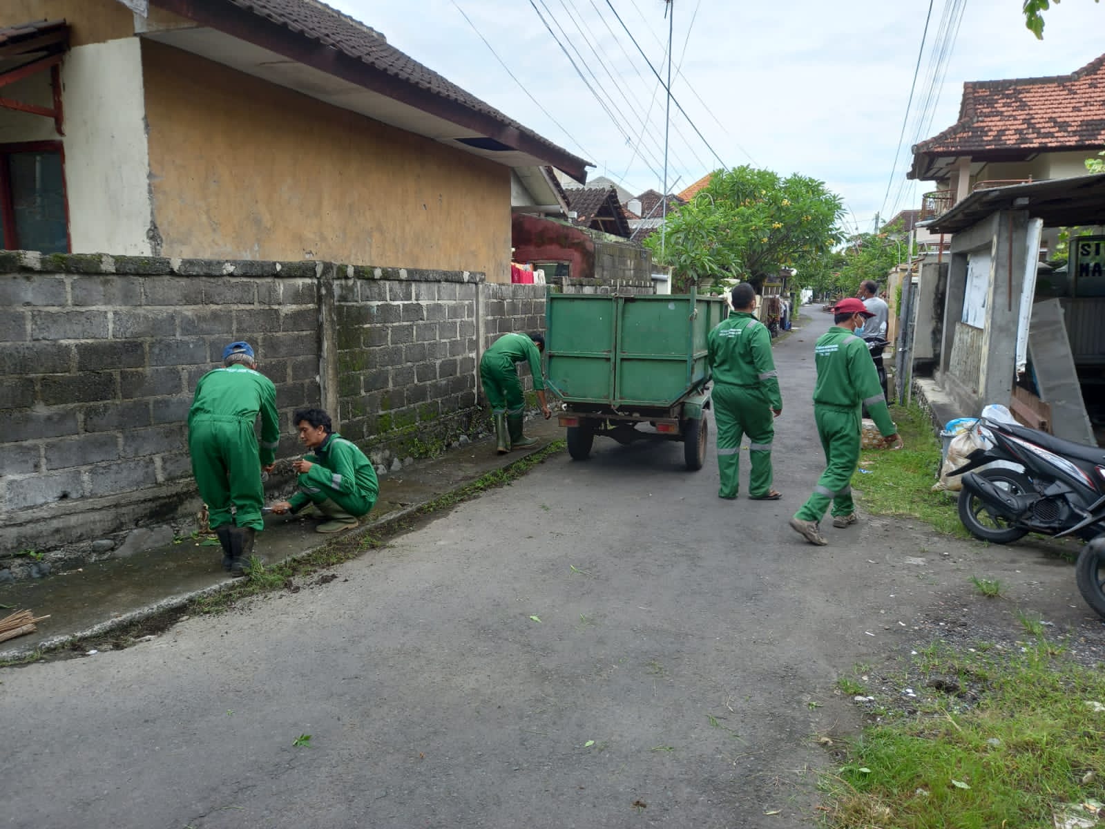 GIAT BERSIH LINGKUNGAN OLEH TIM SABER LINGKUNGAN DESA 