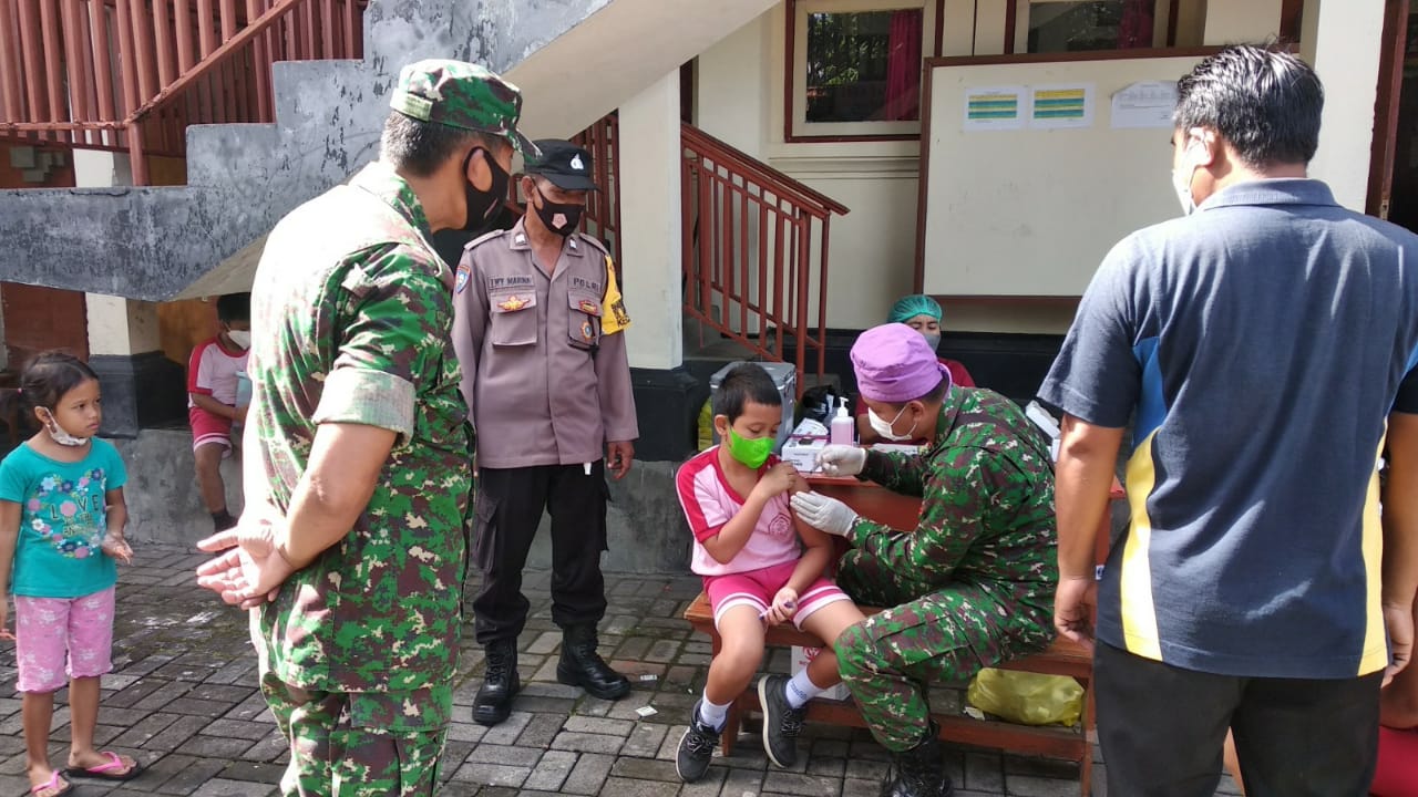 VAKSINASI TAHAP 2 DI SDN 24 DAUH PURI