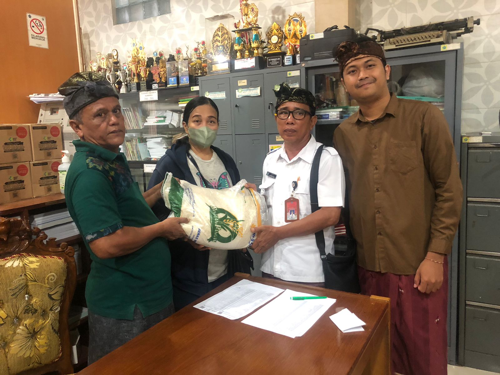 PENDISTRIBUSIAN BERAS DARI BADAN PANGAN NASIONAL KEPADA KPM DESA