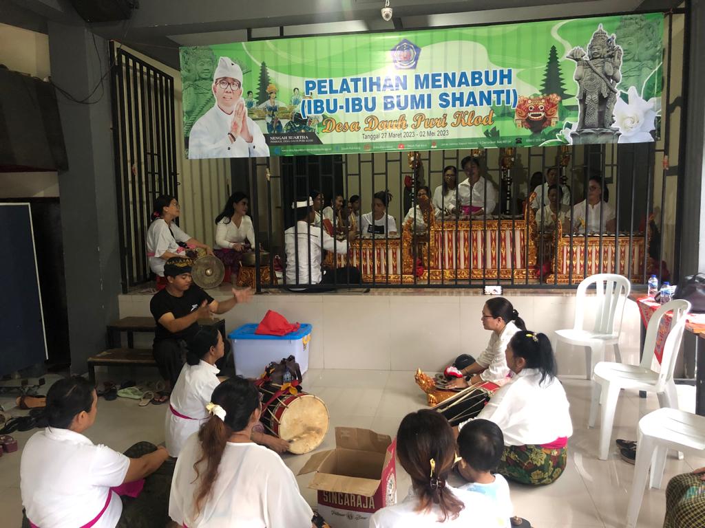 PELATIHAN MENABUH (IBU-IBU BUMI SHANTI)