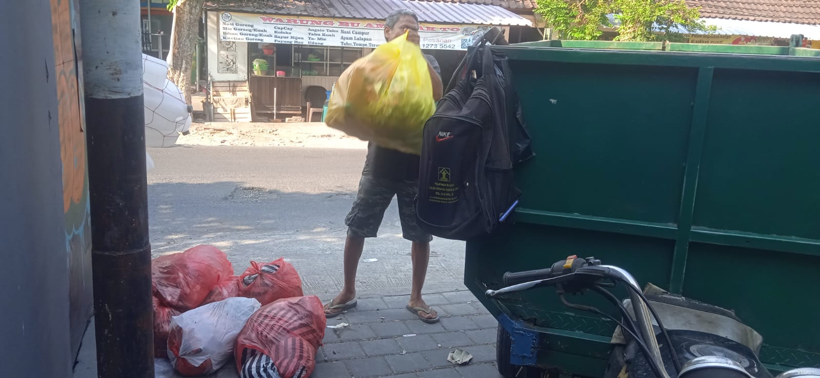 ATENSI TUMPUKAN SAMPAH LIAR DI SEPUTARAN JALAN UTAMA DESA