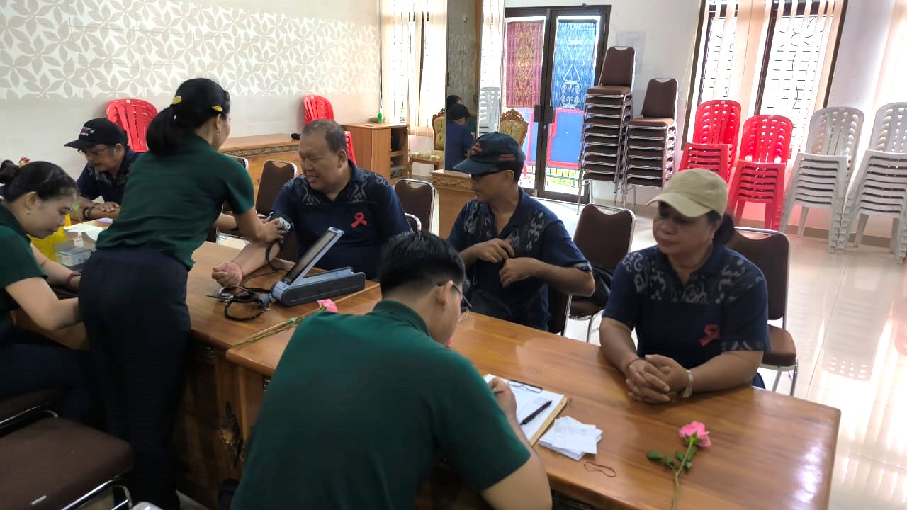 CEK KESEHATAN GRATIS DALAM PERINGATAN HARI AIDS SEDUNIA DI DESA DAUH PURI KLOD