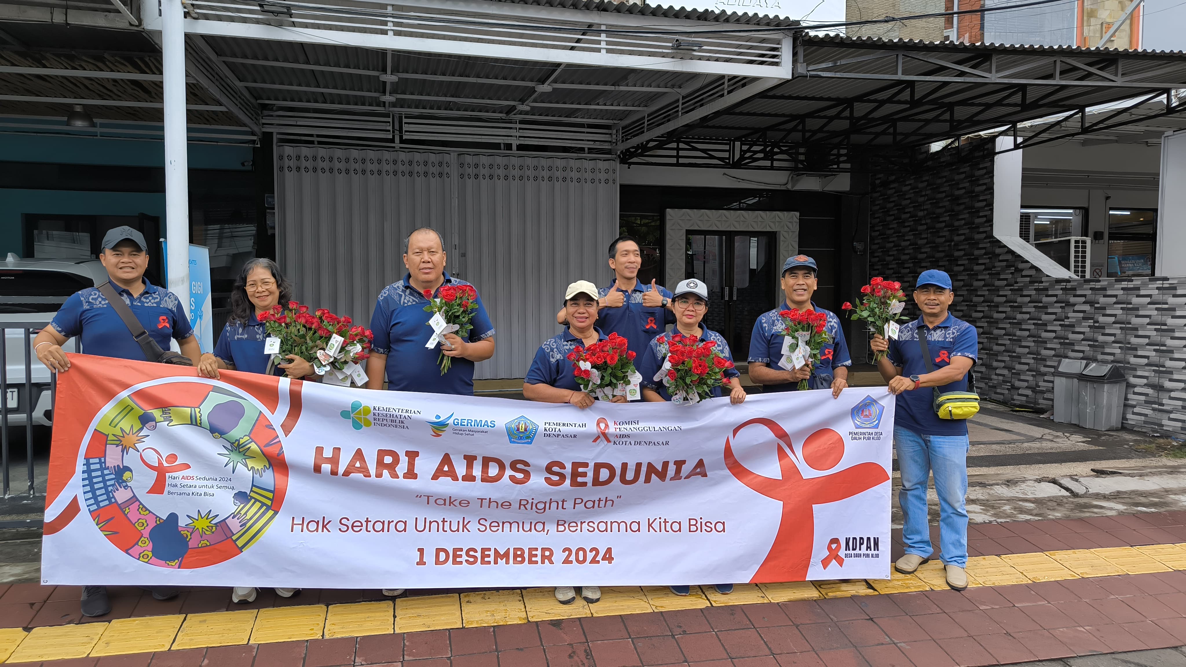 PERINGATAN HARI AIDS SEDUNIA DI DESA DAUH PURI KLOD : BAGI-BAGI BUNGA SEBAGAI SIMBOL KEPUDULIAN DAN SOLIDARITAS