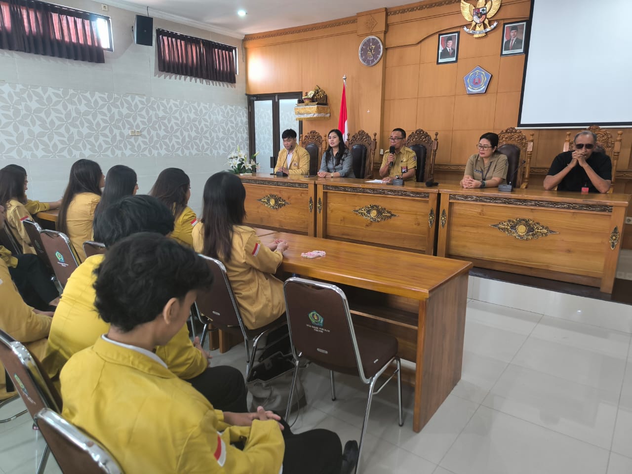 SERAH TERIMA MAHASISWA KKN UNIVERSITAS PENDIDIKAN NASIONAL DENPASAR DI DESA DAUH PURI KLOD