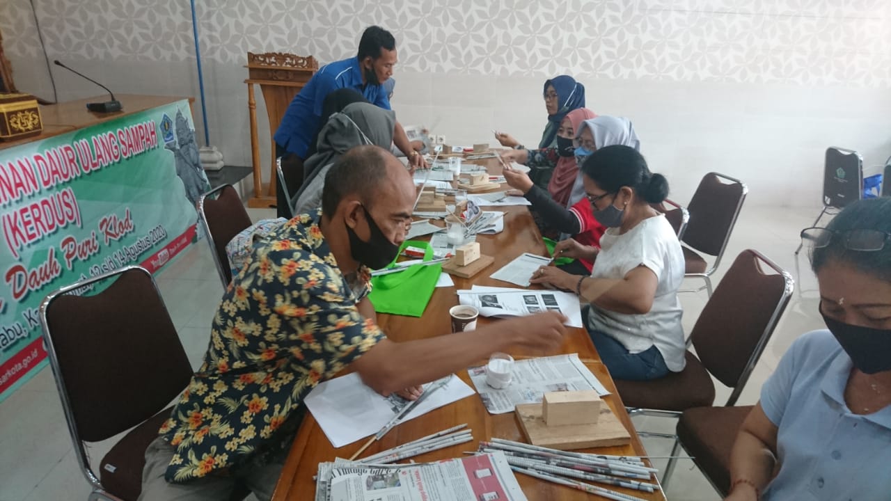 PELATIHAN KETRAMPILAN DAUR ULANG SAMPAH (KERDUS) 
