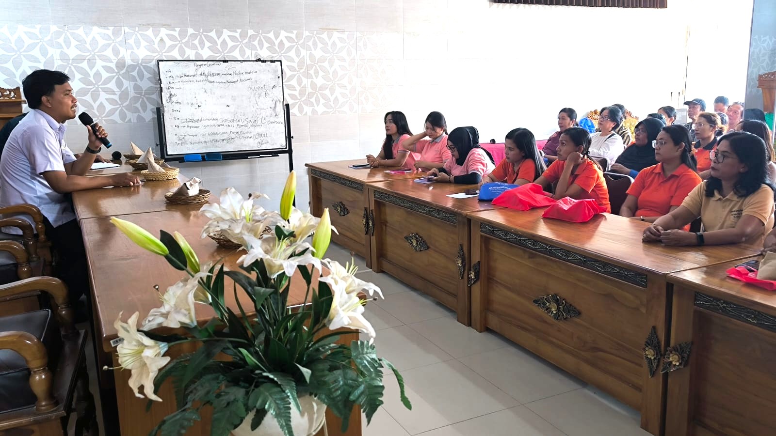 SOSIALISASI PENGELOLAAN SAMPAH BERBASIS SUMBER DI DESA DAUH PURI KLOD